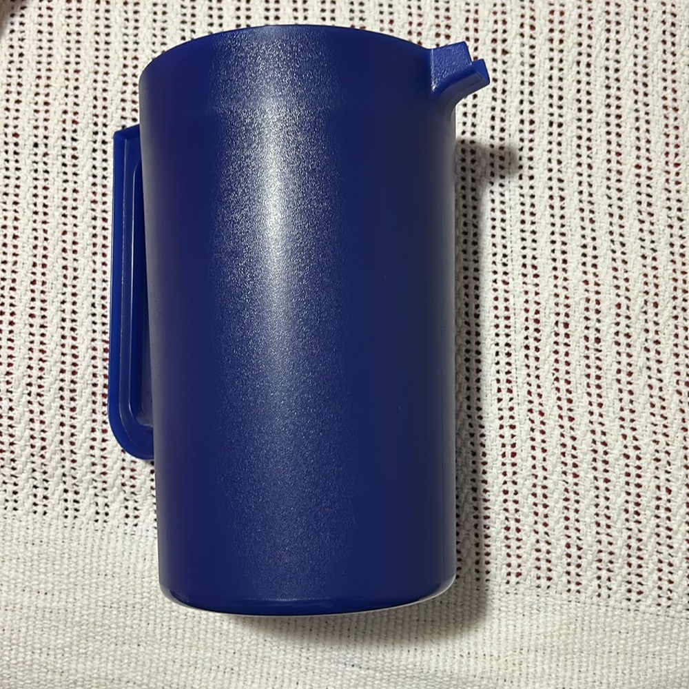 New Tupperware Pitcher Blue  1 Gallon w/ Push Button Lid Servalier Retro Design